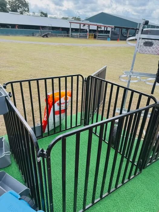 Heavy-Duty Livestock Fitting Pen